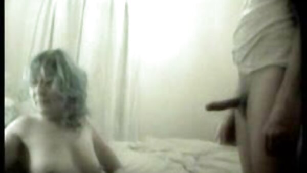 Der freche sexfilme reife frauen Teenie Bobbi Brixton vergnügt sich auf dem Bett mit einem harten Schwanz
